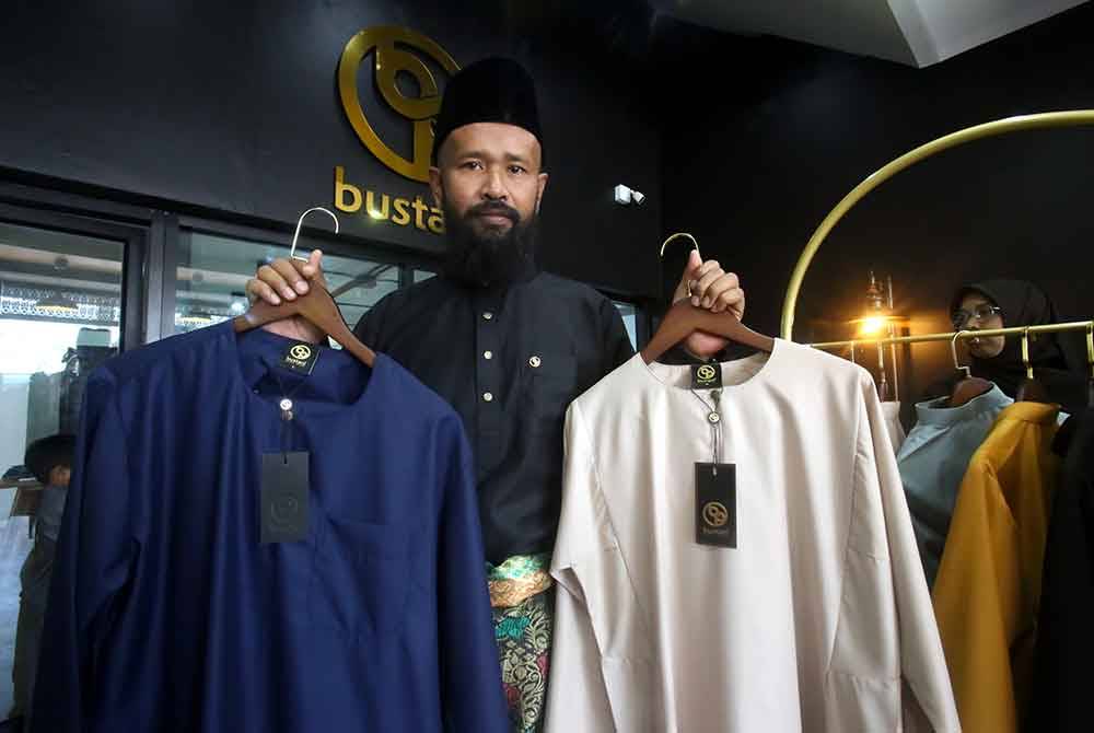 Pereka tempatan dan pencinta busana Melayu di Narathiwat, Muhammad Sabri Jehloh, 48, menunjukkan baju Melayu hasil rekaannya dengan jenama Bustani yang dipasarkan di selatan Thailand sempena Aidilfitri mendapat sambutan ramai generasi muda.Foto Bernama