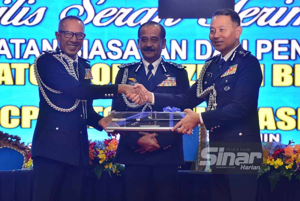 Majlis serah terima tugas disaksikan Razarudin (tengah). Foto Sinar Harian-Asril Aswandi Shukor