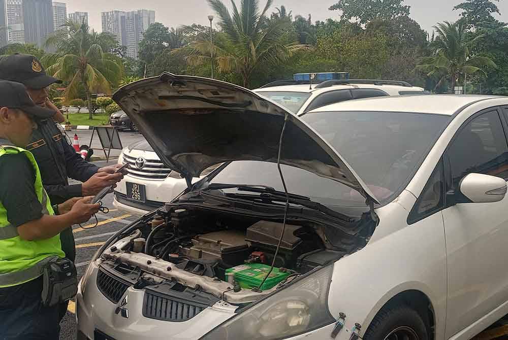 Sebuah MPV ditahan dipercayai kenderaan klon selain pemandunya turut didapati tiada lesen memandu.