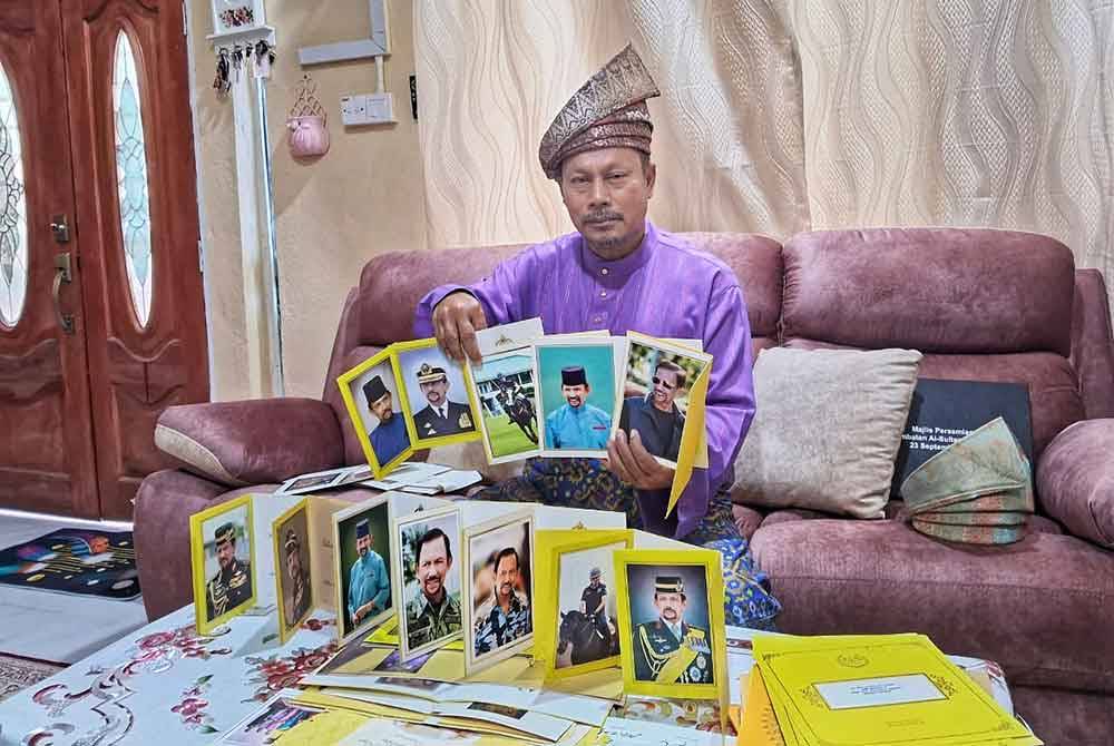 Kad raya daripada Sultan Brunei selama 12 tahun berturut-turut antara koleksi Salehuddin.