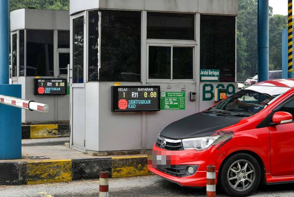 Pengguna jalan raya menikmati tol percuma pada 8 dan 9 April yang membabitkan kenderaan Kelas 1 di Plaza Tol Gombak, pada Isnin. Foto Bernama