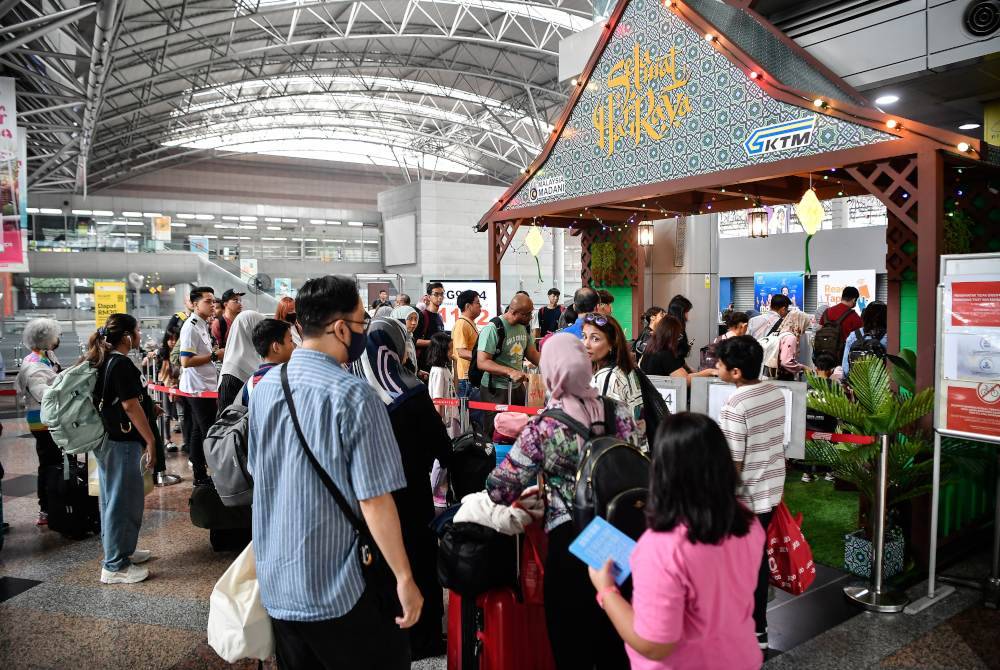 Warga kota menggunakan perkhidmatan tren elektrik (ETS) KTMB untuk pulang ke kampung halaman masing-masing sempena Hari Raya Aidilfitri. Foto Bernama