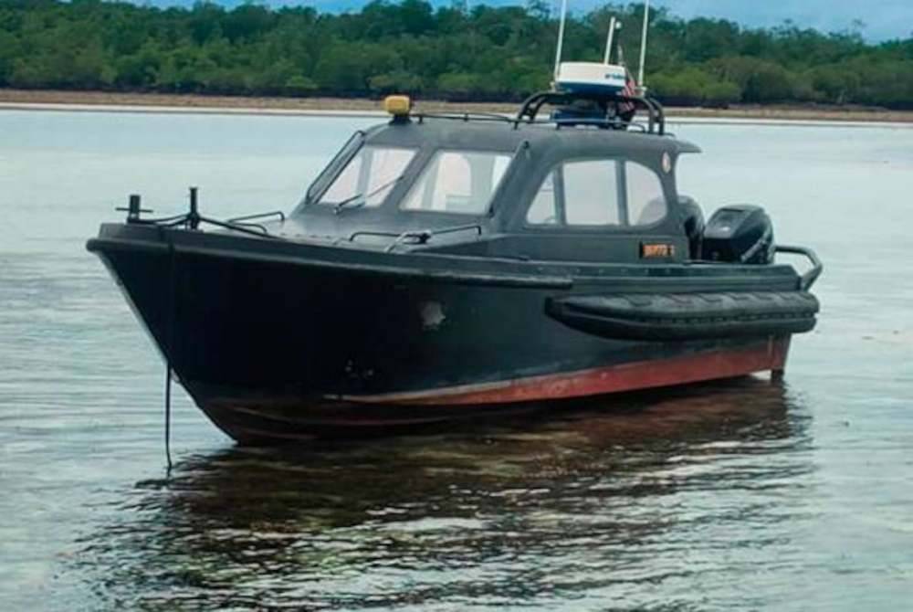 Bot peronda Maritim Malaysia yang diserang oleh tiga orang suspek sewaktu Ops Khas Pagar Laut di perairan Kunak. Foto Bernama