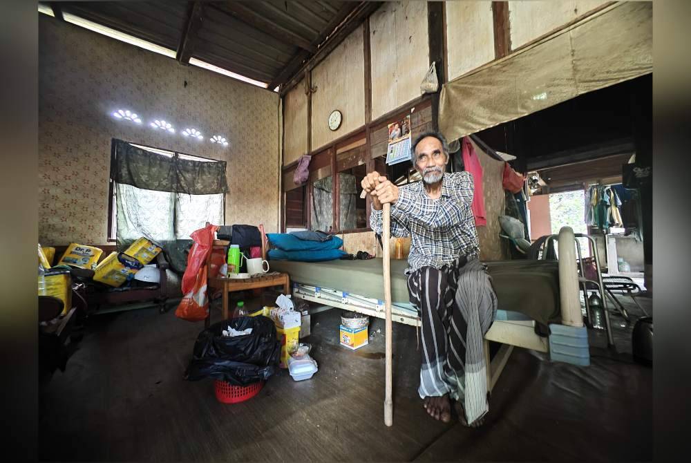 Mohd Khalid tinggal di tumah pusaka ibunya di Lenggeng.