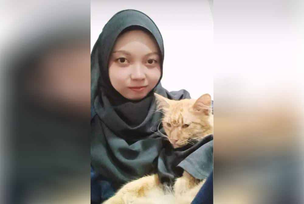 Nurul Anis Khairunnisa bersama kucing peliharaannya memakai baju sedondon pada hari raya.