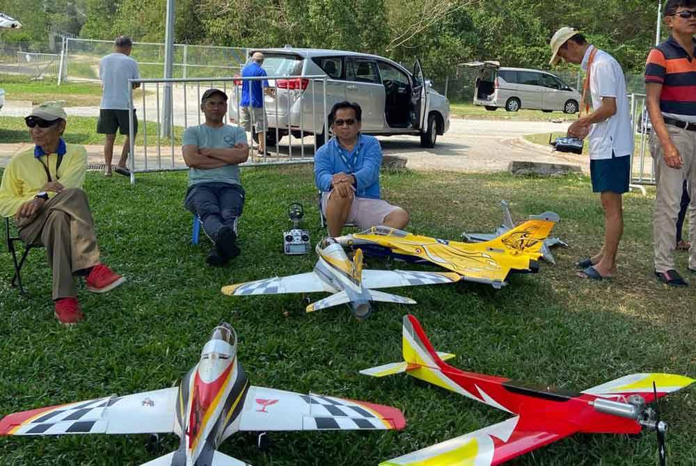 Sebahagian Pilot P20 bersama pesawat kawalan jauh masing-masing