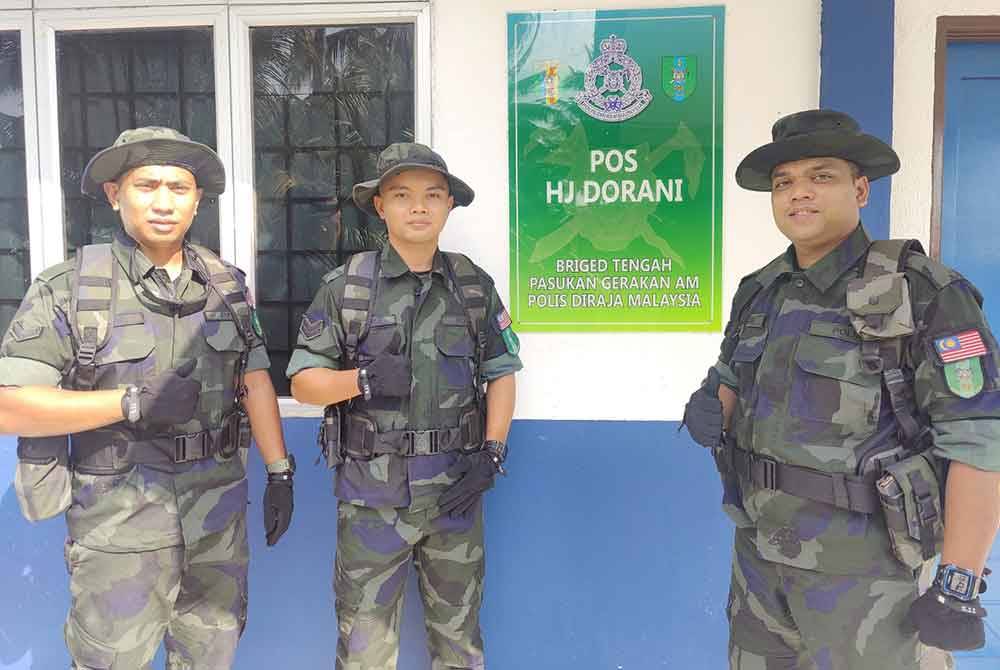 Dari kanan Mohd Rahmat, Badrul Zaidi dan Mohamad Khairul terpaksa melupakan sambutan Aidilfitri bersama-sama keluarga demi menjaga keamanan negara.