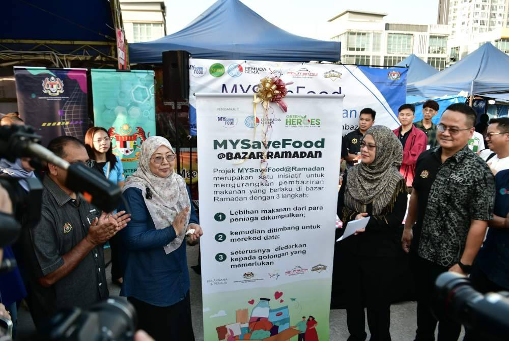 Fuziah melakukan gimik pelancaran MySaveFood pada Program Tinjauan Mesra Bazar Ramadan Rahmah (BRR) dan Pelancaran Program MySaveFood di Bazar Ramadan Metrocity Matang. Foto Bernama