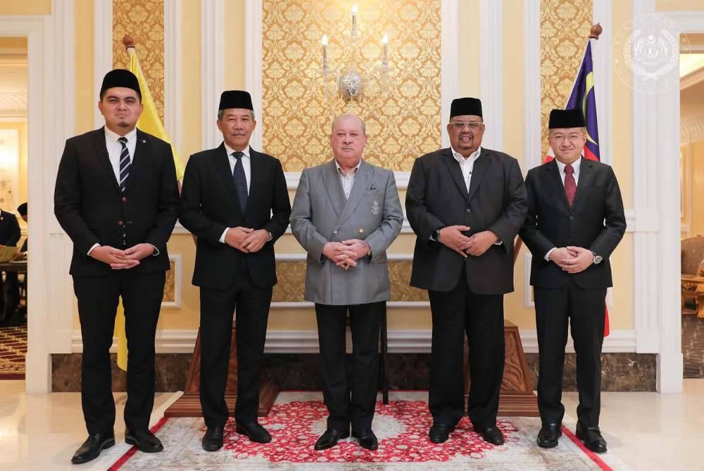 Sultan Ibrahim (tengah) pada Selasa berkenan menerima mengadap pimpinan kanan UMNO dan DAP di Istana Negara. Foto FB Sultan Ibrahim