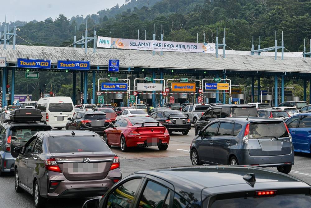 Keadaan aliran trafik mula perlahan berikutan orang ramai mula pulang ke kampung halaman sempena sambutan Hari Raya Aidilfitri yang bakal disambut pada 10 April ketika tinjaua di Plaza Tol Gombak menuju ke Lebuh Raya Kuala Lumpur-Karak hari ini. Foto Bernama