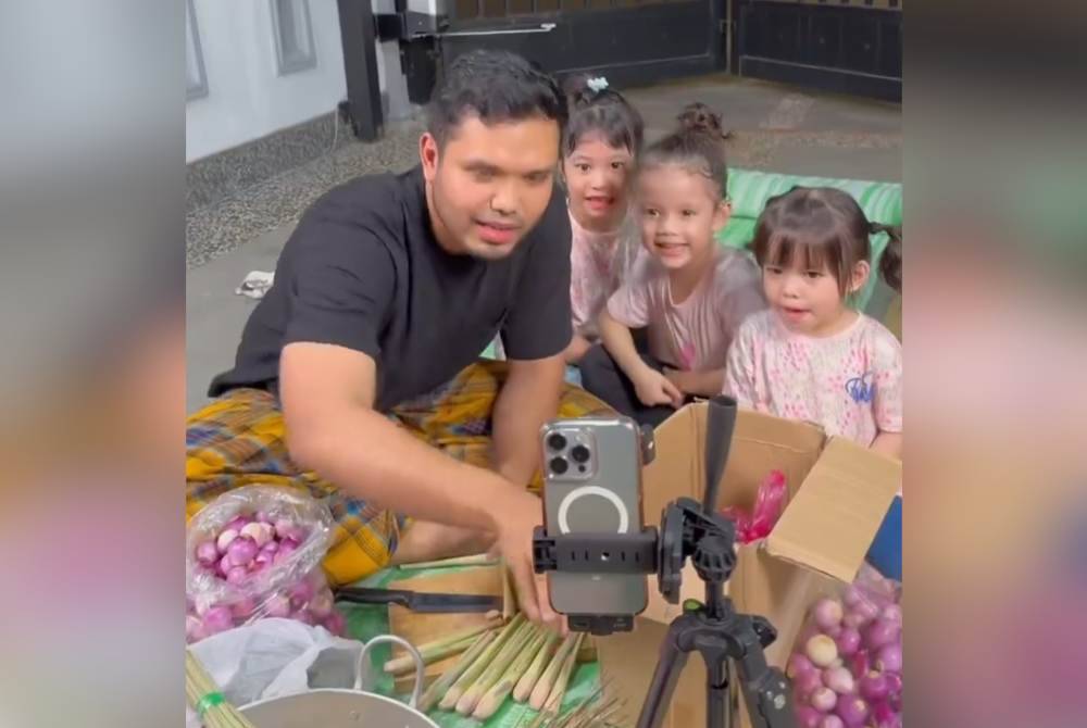 Khairul Aming turut sibuk memasak juadah hari raya.