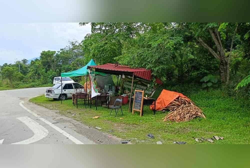 Lokasi kemalangan melibatkan dua buah kenderaan berdekatan gerai lemang di Kalumpang, Hulu Selangor pada Selasa.