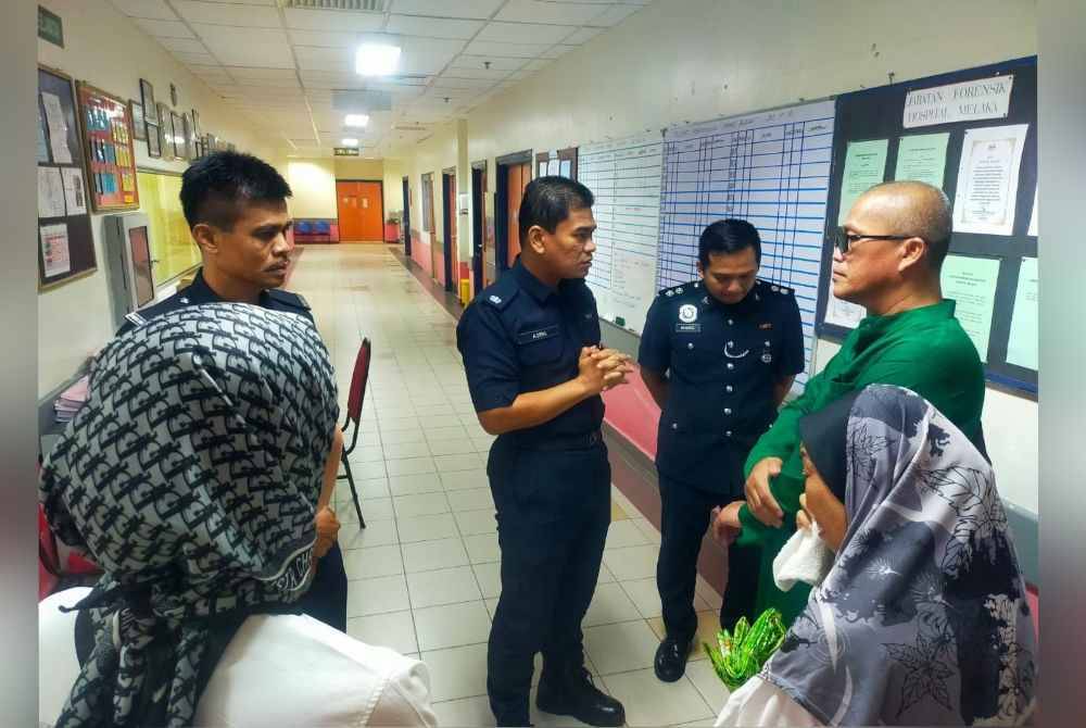 Azrul (dua dari kiri) ketika ditemui di Jabatan Forensik Hospital Melaka pada Khamis.