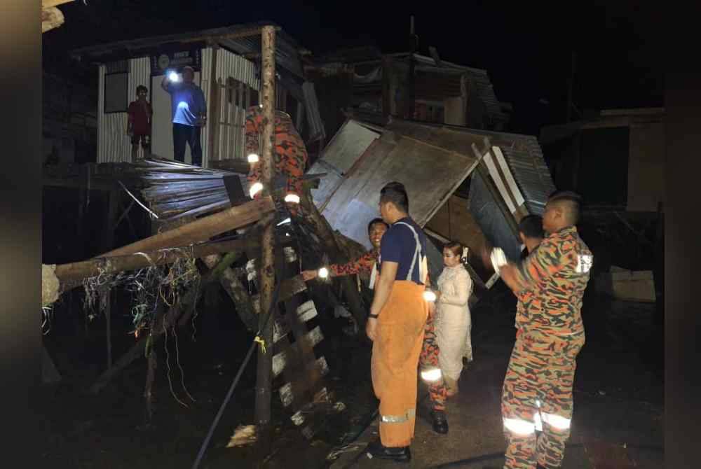 Pasukan bomba hadir ke lokasi kejadian jambatan simen roboh di Kampung Bangau-Bangau, Semporna.