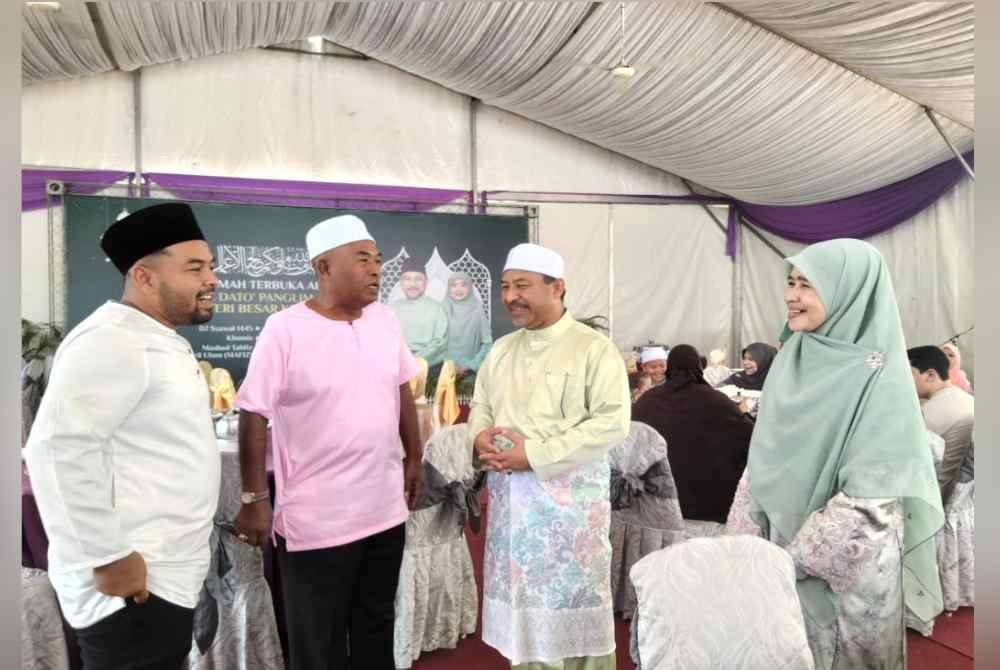 Mohd Nassuruddin (dua, dari kanan) melayani tetamu yang menghadiri Majlis Sambutan Rumah Terbuka Aidifitri 1445/2024 di Kota Bharu pada Khamis.