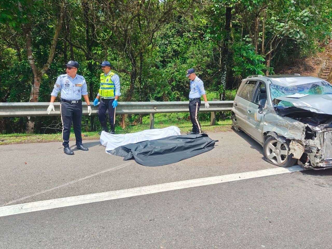 Pelanggaran mengakibatkan tiga penumpang MPV mati di tempat kejadian, seorang parah manakala yang lain tidak mengalami sebarang kecederaan.