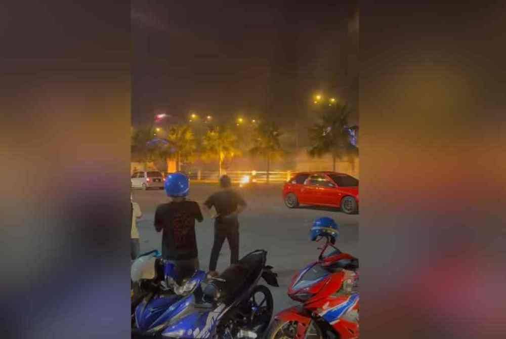 Video tular yang memaparkan sekumpulan lelaki bermain bunga api dalam keadaan membahayakan orang awam