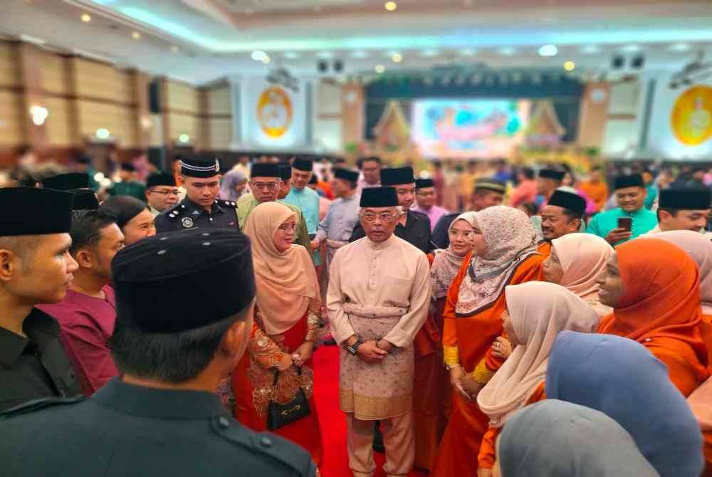 Al-Sultan Abdullah bersama rakyat yang hadir pada Majlis Rumah Terbuka Menteri Besar Pahang di Dewan Jubli Perak Sultan Haji Ahmad Shah di Kuantan pada Khamis.