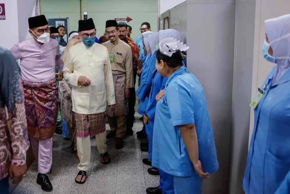 Anwar menyantuni jururawat ketika menziarahi pesakit sempena Hari Raya Aidilfitri di Hospital Kuala Lumpur hari ini. Foto Bernama