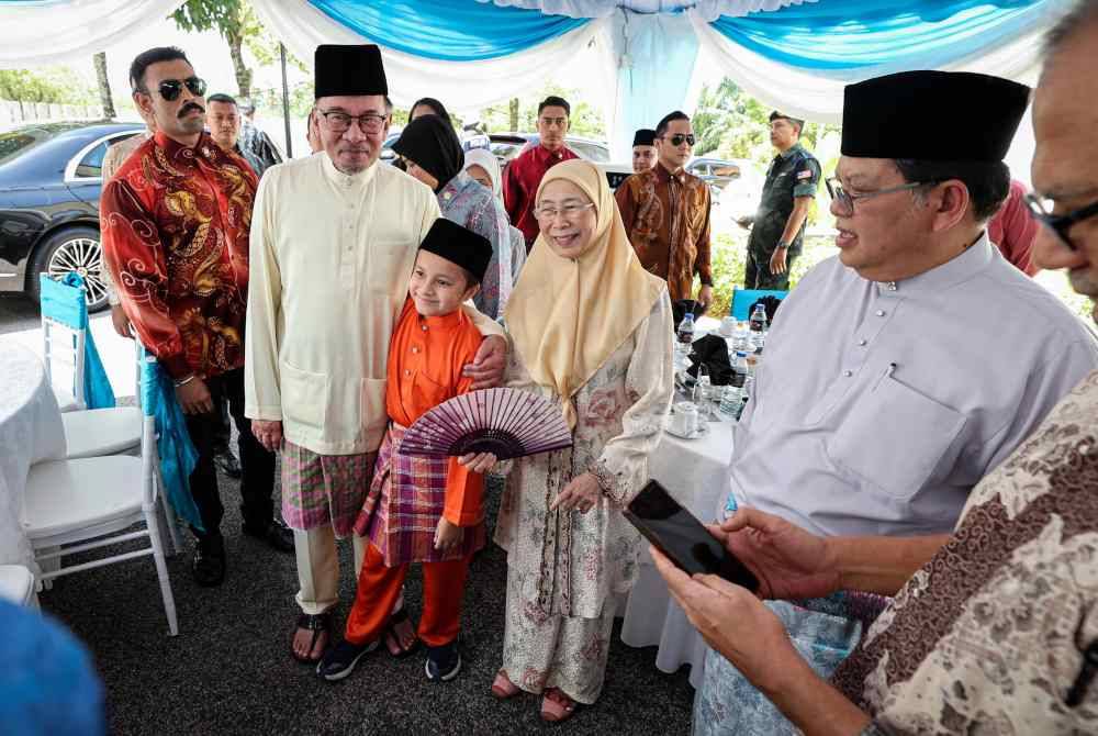 Anwar (dua dari kiri) bersama Dr Wan Azizah (dua dari kanan) pada Majlis Rumah Terbuka Yang Dipertua Dewan Rakyat, Tan Sri Johari Abdul (kanan) di kediaman rasminya di Bukit Tunku, hari ini. Foto Bernama