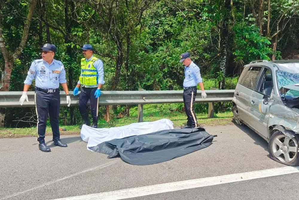 Pelanggaran mengakibatkan tiga penumpang MPV mati di tempat kejadian.