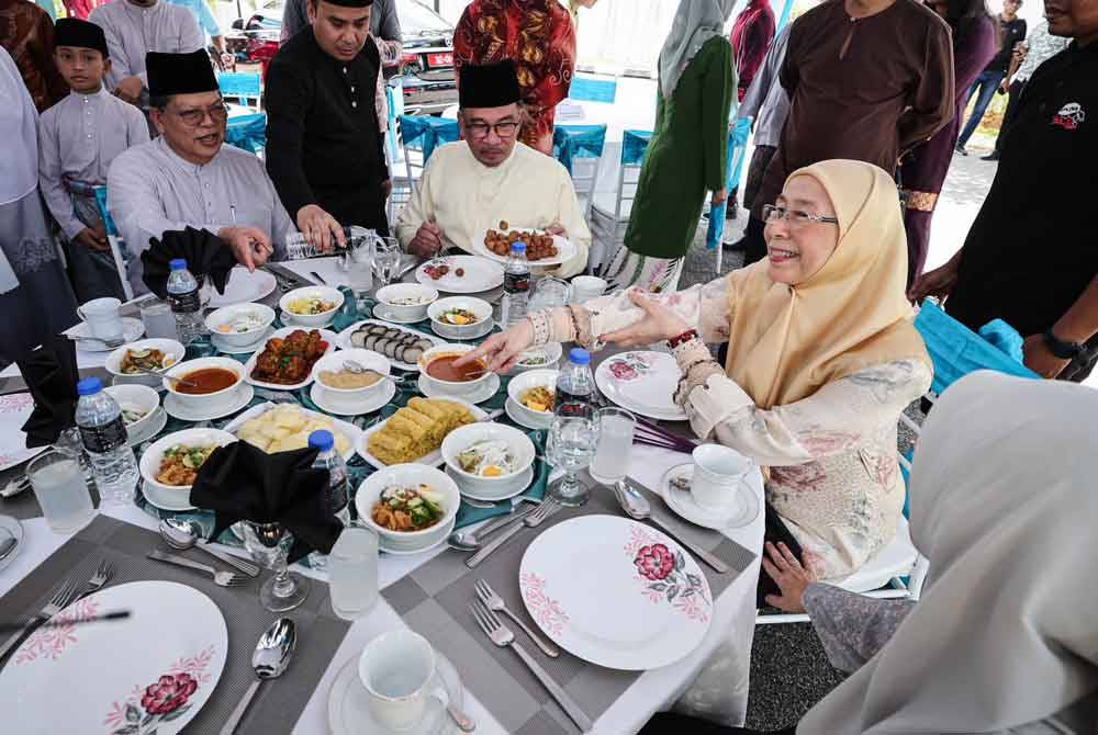 Hidangan ubi kayu kukus bersama kelapa parut antara juadah yang disediakan di majlis rumah terbuka Aidilfitri Yang Dipertua Dewan Rakyat, Tan Sri Johari Abdul di kediaman rasminya di Kuala Lumpur, pada Khamis.