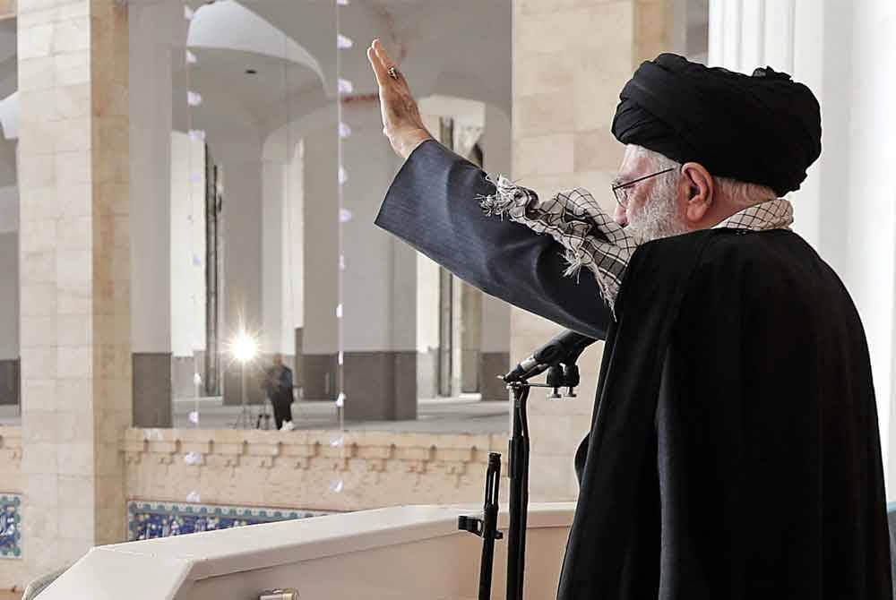 Pemimpin tertinggi Iran, Ayatollah Ali Khamenei memberi amaran pihak akan menghukum Israel. - AFP