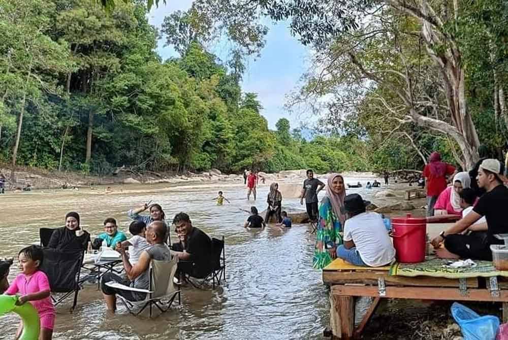 Selain dapat menikmati kesejukan air yang mengalir dari Sungai Pahi, para pengunjung dapat menikmati kehijauan kawasan sekitar seperti Lata Berangin, Y dan Papan.