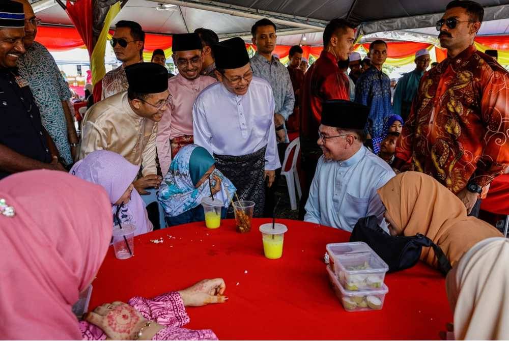 Anwar beramah mesra bersama para tetamu ketika beliau menghadiri Jamuan Hari Raya dan Solat Jumaat Bersama Perdana Menteri di Masjid Bandar Utama Batang Kali pada Jumaat. Foto Bernama