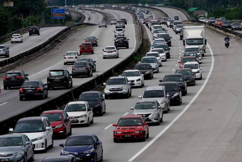 Aliran trafik di beberapa lebuh raya utama sesak setakat jam 2 petang Jumaat. Foto hiasan