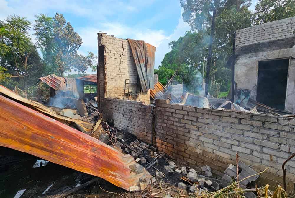 Kediaman yang didiami empat beranak musnah terbakar dalam kejadian di Kampung Tua, Parit pada Jumaat