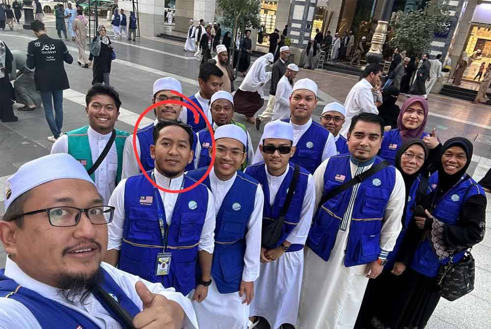 Muhammad Zakuan (dalam bulatan) bersama dengan petugas Andalusia Madinah.