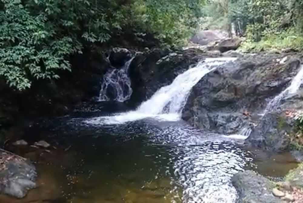 Air terjun Kampung Sebat, Sematan. Foto hiasan