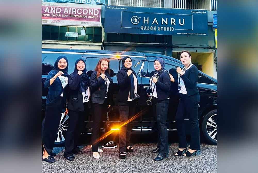 Situ Rohani (tiga dari kanan) bersama barisan kakitangan di Hanru Salon Studio.