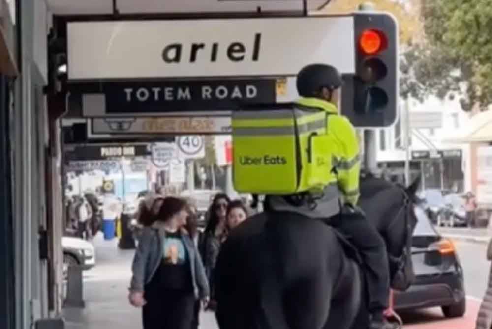 Gelagat lelaki menunggang kuda untuk menghantar makanan di bandar Paddington di Sydney. Foto Agensi