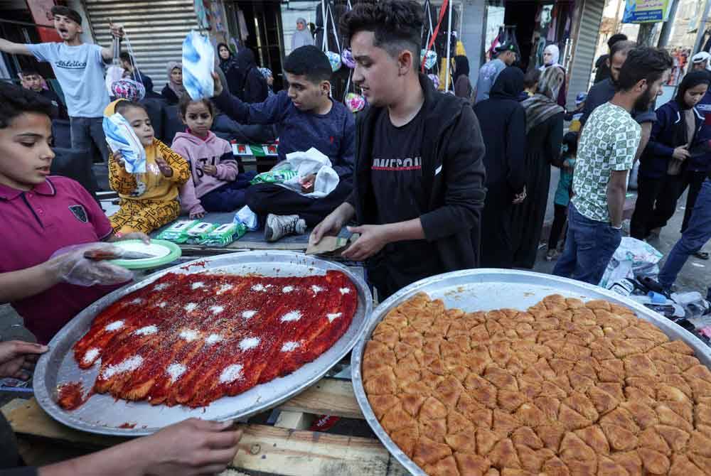 Antara manisan yang dijual di pasar terbuka di Rafah, selatan Semenanjung Gaza menjelang Aidilfitri pada Selasa.