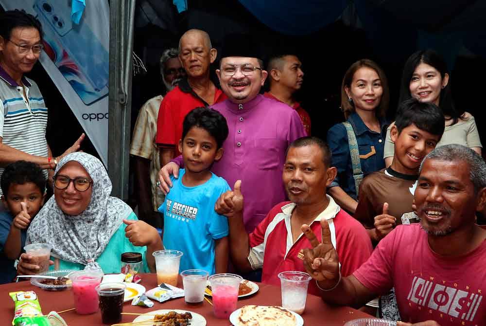 Shamsul Iskandar (tengah) beramah mesra dengan tetamu yang hadir pada Majlis Aidilfitri Madani Peringkat Hang Tuah Jaya di sini malam ini. Foto Bernama