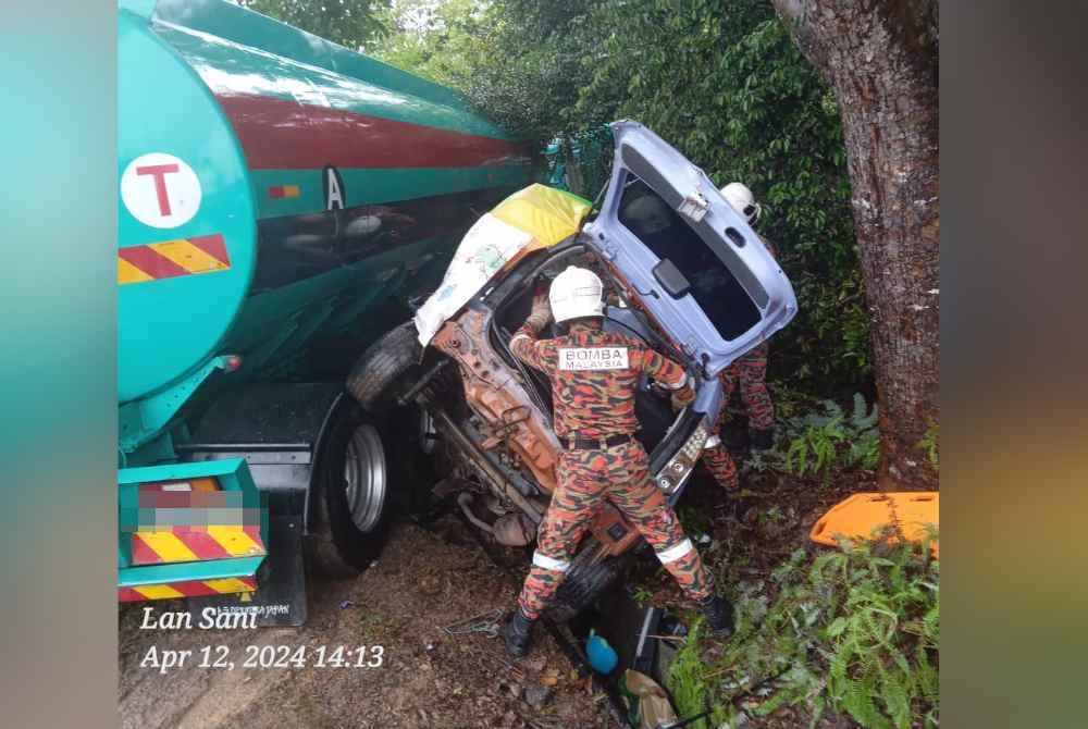 Anggota bomba cuba mengeluarkan mangsa yang tersepit.