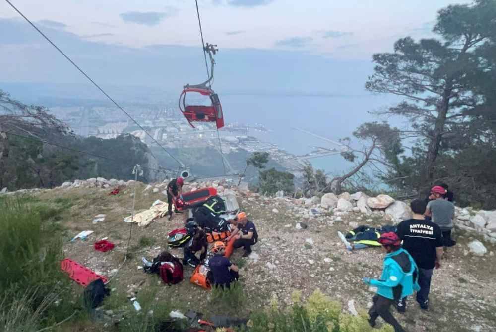 Operasi menyelamat dan membantu mangsa yang cedera selepas tiang yang menyokong kereta kabel tumbang di Antalya, Turkiye. Foto AFP