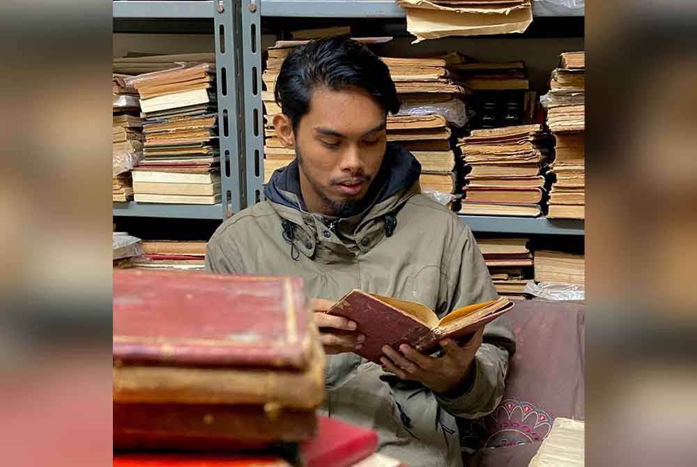 Muhammad Nur Hadi mengumpul kitab lama asli Nusantara yang kebanyakannya dicetak Mustafa al-Halabi, antara syarikat percetakan dan penjualan buku tertua di negara Timur Tengah itu. Foto Bernama