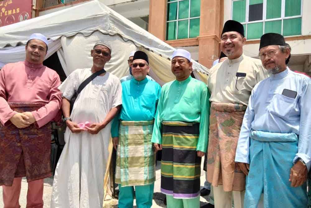 Dr Izani (dua dari kanan) bersama tetamu Majlis Rumah Terbuka Aidilfitri Pas Kawasan Pengkalan Chepa pada Sabtu.