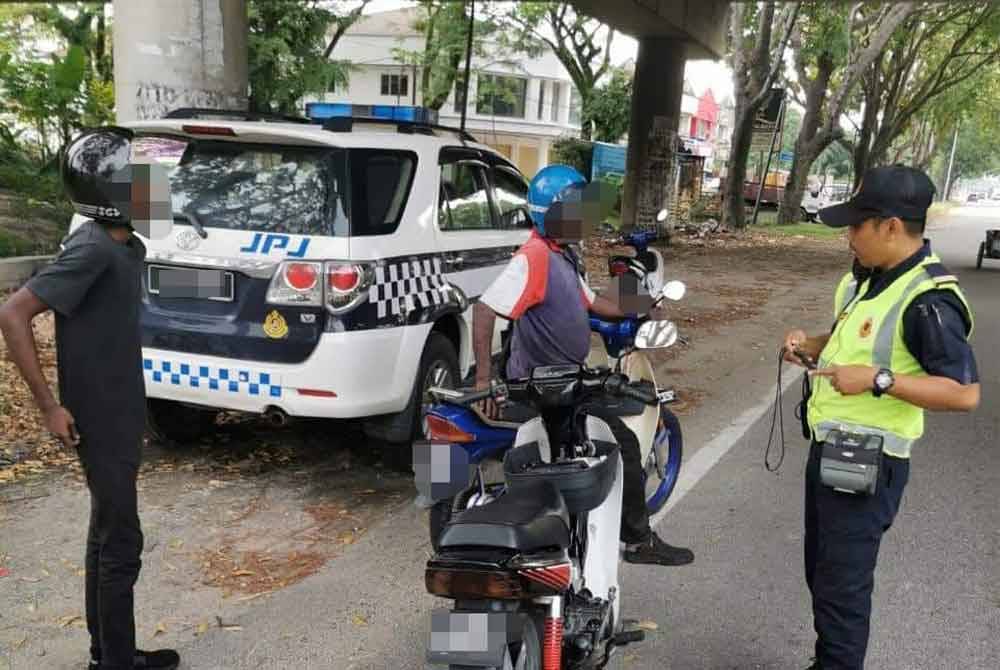 JPJ menjalankan pemeriksaan semasa Op Penyamaran Lampu Isyarat sempena Op Hari Raya Aidilfitri 2024 di Jalan Kapar, Klang pada Jumaat. Foto JPJ Selangor