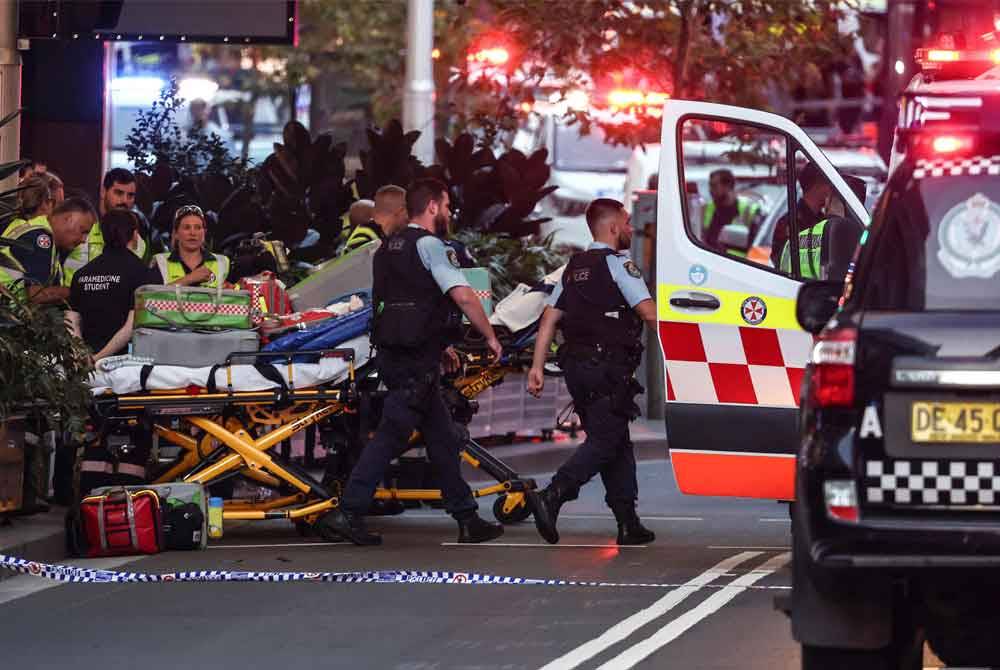 Polis dan paramedik bersiap sedia di luar Westfield Bondi Junction selepas berlaku insiden tikaman di pusat beli-belah itu pada Sabtu. Foto AFP