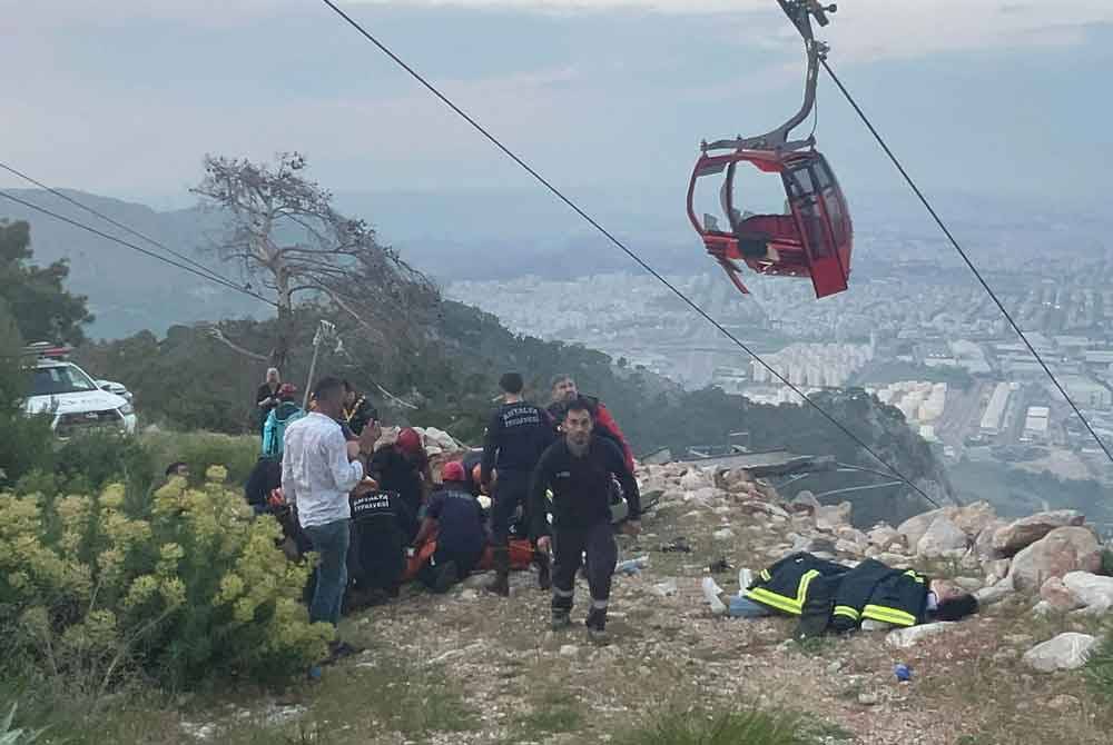 Pasukan penyelamat menjalankan operasi menyelamat dan membantu mangsa cedera dalam kemalangan kereta kabel di daerah Konyaalti, Antalya pada Jumaat. Foto AFP/ DHA (Demiroren News Agency