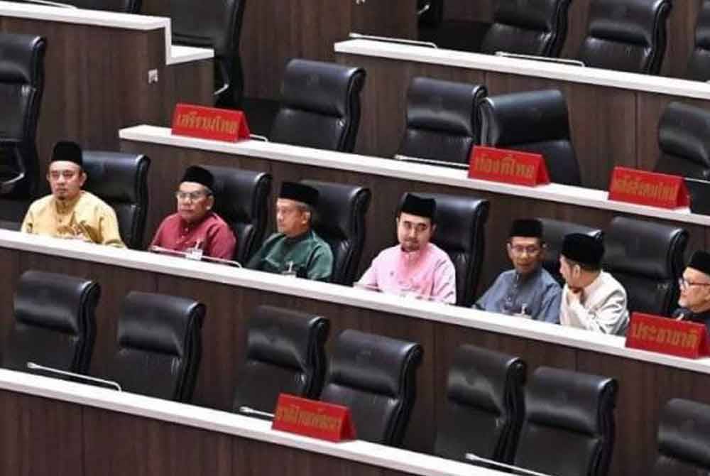 Tujuh ahli Parlimen Thailand berketurunan Melayu membuat kejutan apabila mengenakan busana baju Melayu ketika menghadiri sidang Parlimen negara itu pada 4 April lalu. Foto Parti Prachachart