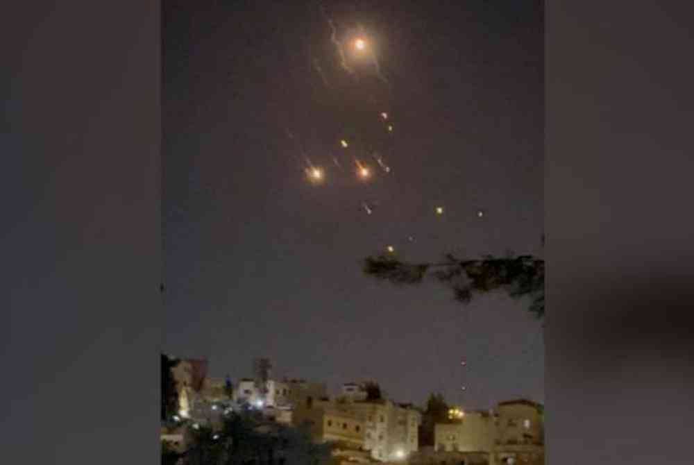 Objek dipercayai dron dari Iran dilihat di langit Amman menuju ke Israel. Foto Reuters