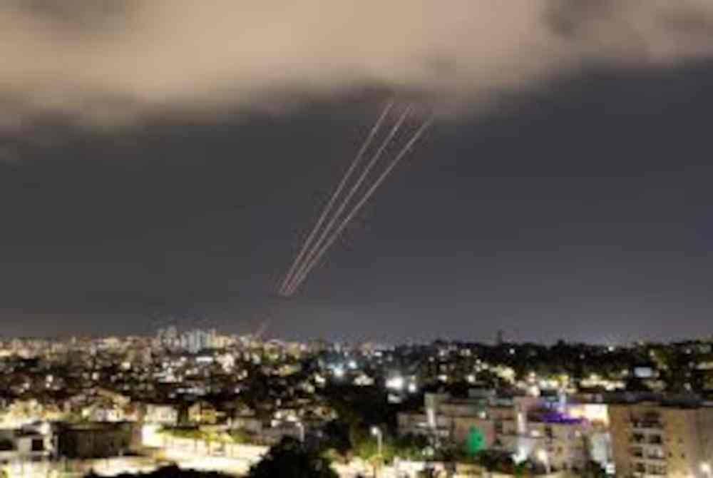 Iran melancarkan serangan balas terhadap Israel dengan ratusan dron, peluru berpandu. Foto Reuters