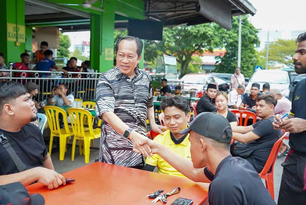 Ahmad bersalaman dengan penduduk di Benut pada Ahad.