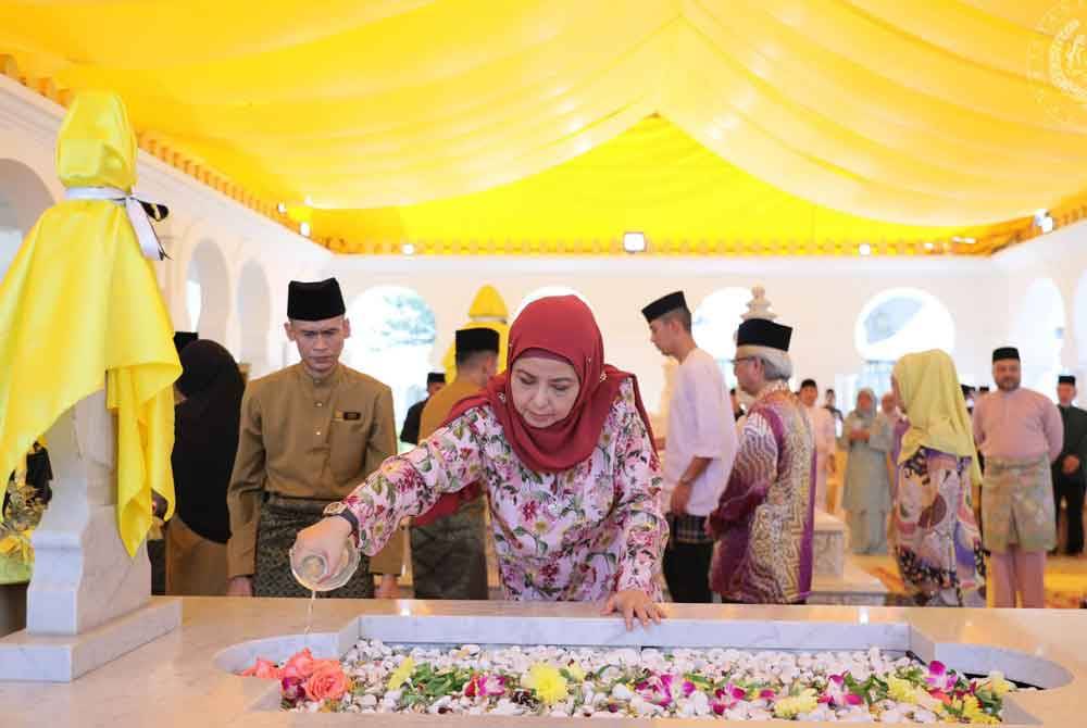 Raja Permaisuri Agong Raja Zarith Sofiah pada Ahad berkenan berangkat ke Makam Diraja Al-Ghufran Bukit Chandan, Kuala Kangsar di Perak. Foto Facebook Sultan Ibrahim Sultan Iskandar