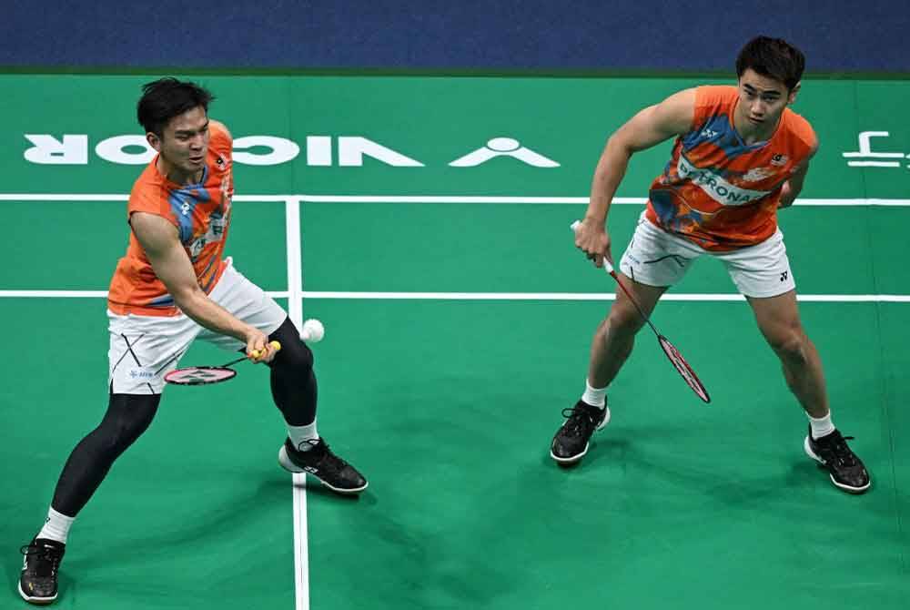 Nur Izzuddin (kiri) dan Sze Fei terpaksa berpuas hati bergelar naib juara BAC di Ningbo, China pada Ahad. Foto AFP